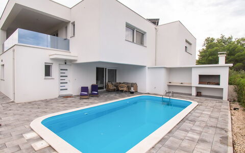 Villa Loreta: Ciel, Neige, Nuage, Fenêtre, Bâtiment, Maison, Arbre, Plante, Pente, Chalet