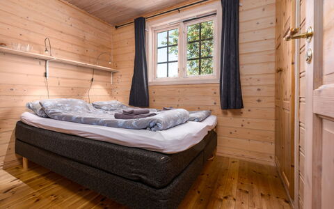 Strandbu: Fenêtre, Confort, Bois, Design Intérieur, Sol, Cadre De Lit, Sol, Dur, Bâtiment, Lit