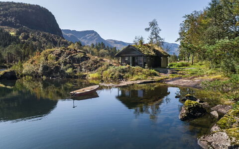 Strandbu: L'Eau, Ciel, Plante, Montagne, Bâtiment, Paysage Naturel, Arbre, Montagnes, Lac