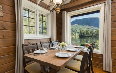 Strandbu: Table, Meubles, Propriété, Fenêtre, Plante, Vaisselle, Chaise, Design Intérieur, Bois, Immobilier