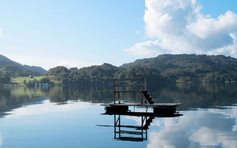 Rorbuen: L'Eau, Ciel, Nuage, Montagne, Paysage Naturel, Lac, Arbre, Paysage, Horizon, Calme