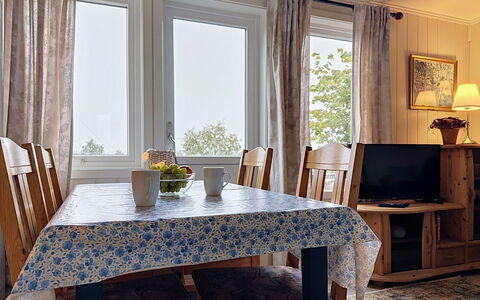 Lihesten: Meubles, Design Intérieur, Sol, Sol, Table, Plafond, Table Cuisine Et Salle A Manger, Éclairage, Chaise, Domicile