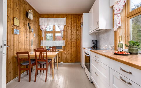 Elvehuset: Bois, Design Intérieur, Cuisine, Domicile, Plafond, Maison, Sol, Meubles, Pièce, Tache De Bois