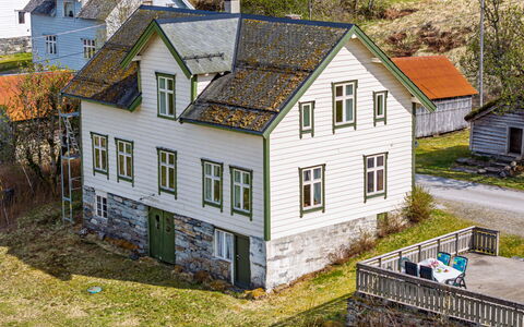 Elvehuset: Bâtiment, Fenêtre, Maison, Toit, Domicile, Chalet, Zone Résidentielle, Zone Rurale, Arbuste