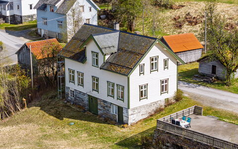 Elvehuset: Bâtiment, Herbe, Maison, Toit, Domicile, Zone Résidentielle, Zone Rurale, Chalet, Architecture