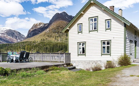 Elvehuset: Bâtiment, Fenêtre, Maison, Domicile, Chalet, Toit, Chaîne De Montagnes, Zone Rurale, Siding, Pente
