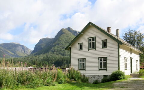 Elvehuset: Nuage, Ciel, Plante, Propriété, Bâtiment, Fenêtre, Montagne, Paysage Naturel, Maison, Lot Terre