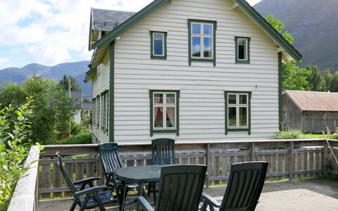 Elvehuset: Bâtiment, Propriété, Nuage, Ciel, Fenêtre, Plante, Chaise, Vert, Bois, Maison