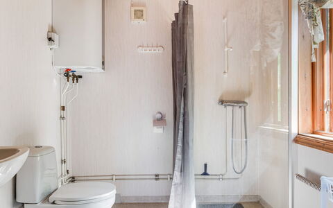 Kasen Sjökanten: Luminaire Plomberie, Propriété, Bâtiment, Blanc, Salle De Bains, Douche, Design Intérieur, Maison, Sol
