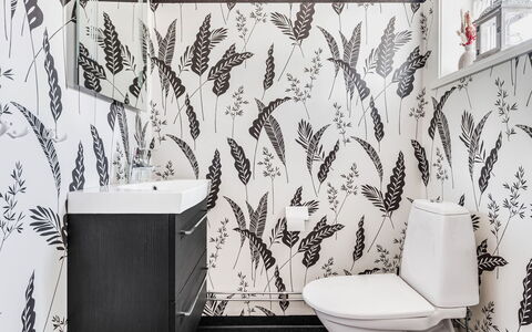Kringelfjorden Nävern: Blanc, Luminaire Plomberie, Noir, Textile, Plante, Design Intérieur, Bâtiment, Noir Et Blanc, Salle De Bains, Style