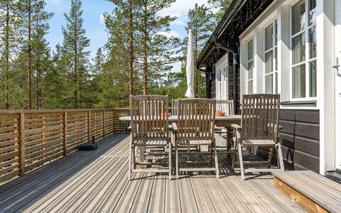 Kringelfjorden Nävern: Propriété, Nuage, Bâtiment, Porche, Ciel, Fenêtre, Arbre, Bois, Plante, Chalet