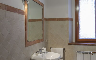Grillo: Luminaire Plomberie, Propriété, Évier, Fenêtre, Miroir, Robinet, Bâtiment, Salle De Bains, Bois