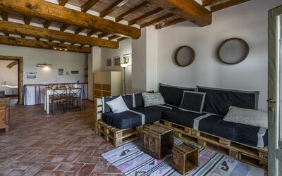 Tito: Pièce, Propriété, Bâtiment, Meubles, Maison, Design Intérieur, Salon, Faisceau, Immobilier, Sol