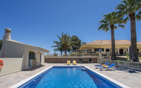 Quinta Do Mosaico: L'Eau, Ciel, Propriété, Plante, Bâtiment, Bleu Azur, Piscine, Arbre, Architecture