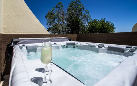 Quinta Do Mosaico: Vaisselle, Ciel, L'Eau, Propriété, Bleu Azur, Bâtiment, Verres À Pied, Drinkware, Table, Ombre