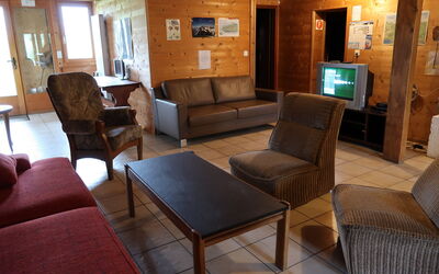 Chalet Anthamatten 602.3: Table, Propriété, Meubles, Canapé, Bois, Cadre, Confort, Architecture, Salon, Design Intérieur