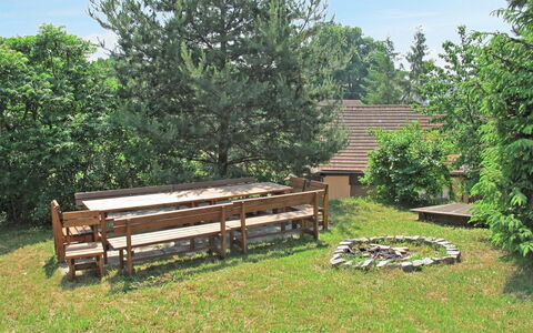 Jitka: Paysage Naturel, Propriété, Réserve Naturelle, Arbre, Cour, Banc, Meubles, Herbe, Arrière-Cour, Jardin