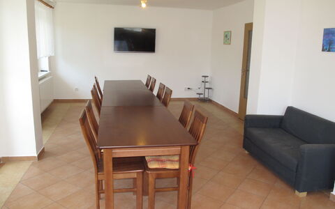 Jitka: Pièce, Propriété, Sol, Bâtiment, Meubles, Immobilier, Maison, Table, Design Intérieur, Salon