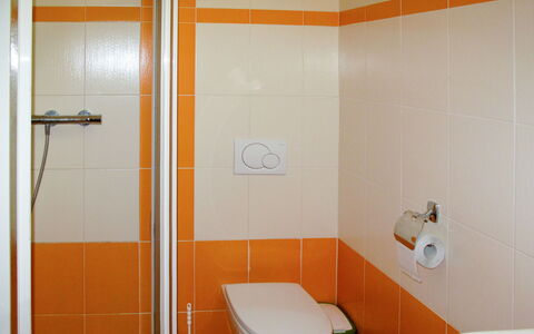 Jitka: Marron, Luminaire Plomberie, Siège De Toilette, Salle De Bains, Bâtiment, Toilette, Design Intérieur, Violet, Sol
