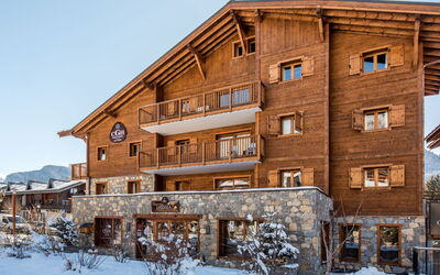 Cgh Rés&Spa Chalets de Laÿssia 602.2: Bâtiment, Ciel, Neige, Fenêtre, Plante, Maison, Bois, Gelé, Zone Résidentielle, Arbre