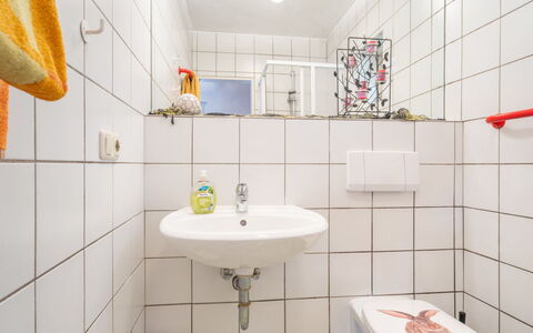 Zandt 604: Propriété, Photographier, Luminaire Plomberie, Miroir, Évier, Bâtiment, Salle De Bains, Robinet, Violet, Lavabo