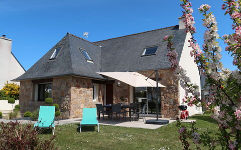 Les Camélias: Ciel, Plante, Bâtiment, Fenêtre, Maison, Herbe, Chalet, Façade, Siding, Loisir