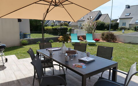 Les Camélias: Table, Plante, Meubles, Bâtiment, Chaise, Ombre, Tableau De Plein Air, Parapluie, Design Intérieur, Arbre