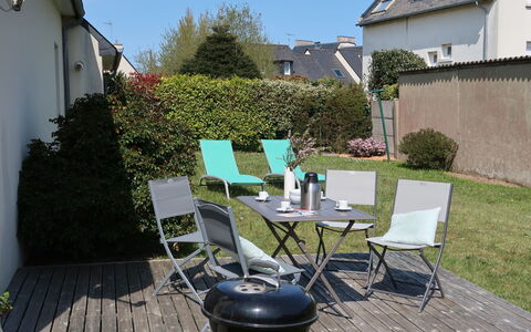 Les Camélias: Plante, Meubles, Table, Propriété, Ciel, Chaise, Bâtiment, Tableau De Plein Air, Arbre, Mobilier De Jardin