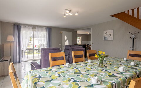 Les Camélias: Table, Propriété, Décoration, Nappe De Table, Fenêtre, Chaise, Éclairage, Design Intérieur, Vaisselle, Bâtiment