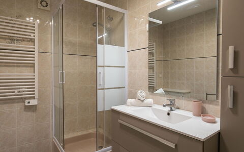 Les Camélias: Miroir, Robinet, Luminaire Plomberie, Évier, Propriété, Lavabo, Salle De Bains, Armoire De Toilette, Design Intérieur