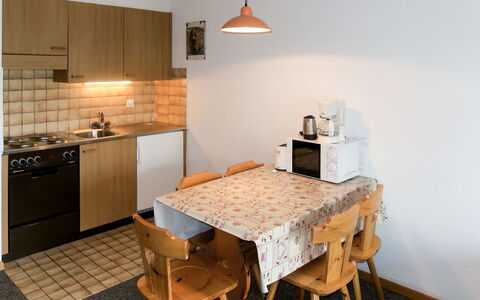 Thyon-Les Collons 631: Pièce, Meubles, Propriété, Comptoir, Sol, Cuisine, Design Intérieur, Table, Bâtiment, Cabinetry
