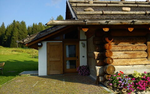 Chalet Baita Tabià Dolomites: Bâtiment, Plante, Ciel, Propriété, Fenêtre, Fleur, Arbre, Maison, Nuage, Ombre