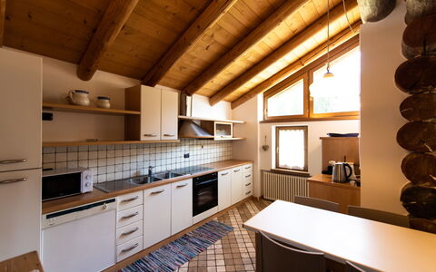 Chalet Baita Tabià Dolomites: Cabinetry, Comptoir, Propriété, Bois, Cuisine, Évier, Cuisinière, Éclairage, Design Intérieur, Tiroir