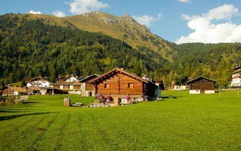 Chalet Baita Tabià Dolomites: Nuage, Ciel, Plante, Montagne, Écorégion, Vert, La Nature, Paysage Naturel, Lot Terre, Maison