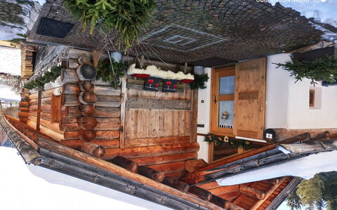Chalet Baita Tabià Dolomites: Bâtiment, Bois, Maison, Toit, Loisir, Façade, Pente, Arbre, Fenêtre