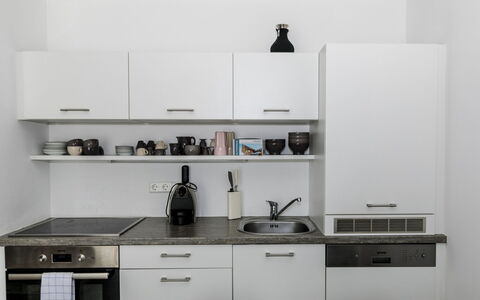 Schladming 40: Cabinetry, Evier, Comptoir, Bâtiment, Cuisinière, Électroménager, Évier, Cuisine, Appareil De Cuisine, Étagère