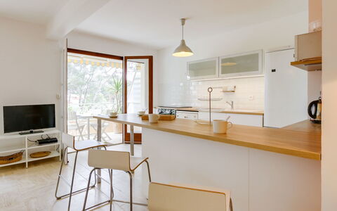 Résidence Eden Parc: Pièce, Propriété, Meubles, Cuisine, Design Intérieur, Bâtiment, Comptoir, Jaune, Maison, Cabinetry