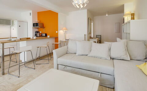 Résidence Eden Parc: Meubles, Pièce, Propriété, Salon, Design Intérieur, Blanc, Jaune, Sol, Bâtiment, Table