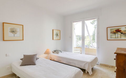 Résidence Eden Parc: Chambre, Meubles, Pièce, Lit, Propriété, Design Intérieur, Drap De Lit, Cadre De Lit, Sol, Plafond