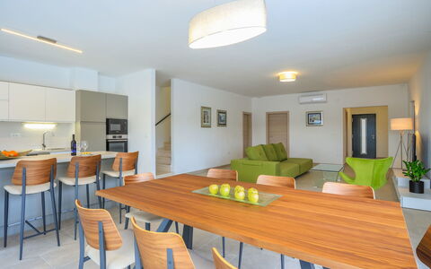 Jakša: Pièce, Propriété, Meubles, Bâtiment, Design Intérieur, Salle À Manger, Immobilier, Table, Maison, Plafond