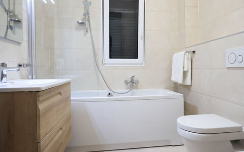 Jakša: Salle De Bains, Pièce, Propriété, Robinet, Luminaire Plomberie, Mur, Tuile, Design Intérieur, Sol, Accessoire Salle De Bain