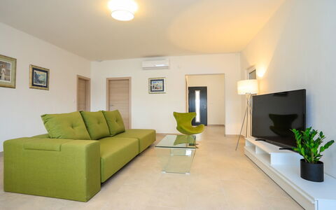 Jakša: Salon, Pièce, Meubles, Propriété, Design Intérieur, Vert, Sol, Plafond, Bâtiment, Jaune