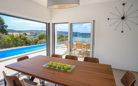 Jakša: Propriété, Pièce, Bâtiment, Meubles, Maison, Design Intérieur, Table, Immobilier, Salle À Manger, Domicile
