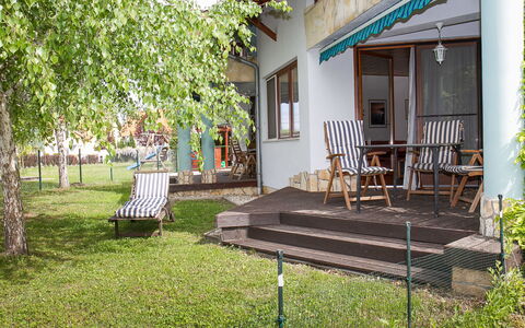 Polgar: Plante, Bâtiment, Propriété, Fenêtre, Ombre, Lot Terre, Herbe, Mobilier De Jardin, Loisir, Porte