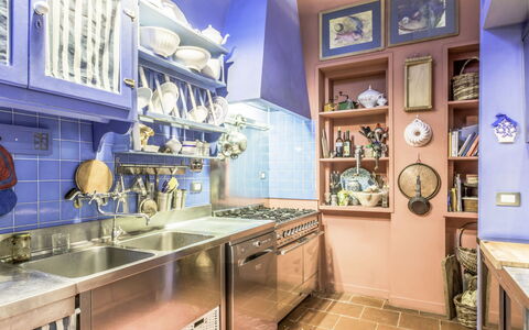 La Casa Vivente: Propriété, Pièce, Bâtiment, Design Intérieur, Plafond, Immobilier, Meubles, Comptoir, Cabinetry, Cuisine