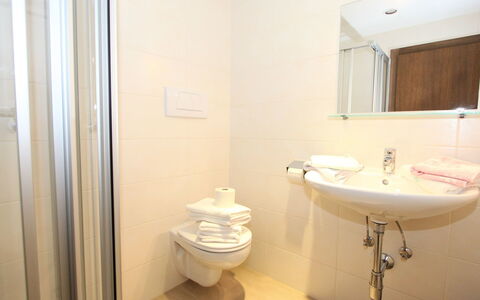 Fügen 336: Salle De Bains, Propriété, Pièce, Luminaire Plomberie, Toilette, Design Intérieur, Mur, Architecture, Immobilier, Bâtiment
