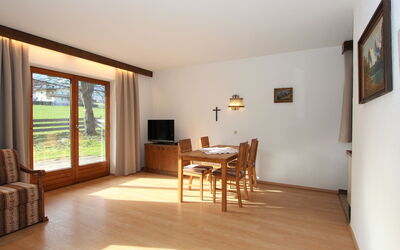 Römerhof 336.6: Cadre, Bois, Salle, Table, Salon, Chaise, Tache De Bois, Sol, Bâtiment, Sol