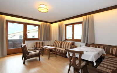 Römerhof 336.2: Pièce, Meubles, Propriété, Design Intérieur, Bâtiment, Sol, Plafond, Salon, Dur, Table