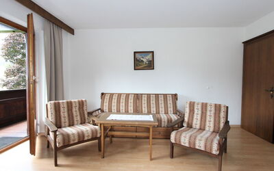 Römerhof 336.4: Pièce, Meubles, Propriété, Salon, Sol, Design Intérieur, Bâtiment, Maison, Parquet, Table