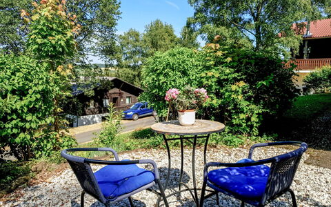 Thalfang 200: Propriété, Bleu, Paysage Naturel, Immobilier, Table, Cour, Jardin, Arbre, Arrière-Cour, Meubles